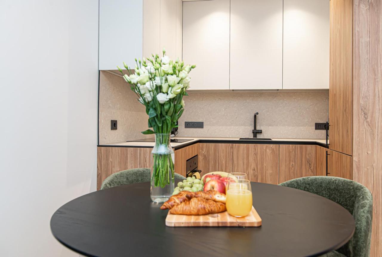 #stayhere - New & Stylish Minimalistic 1bdr Center Íbúð